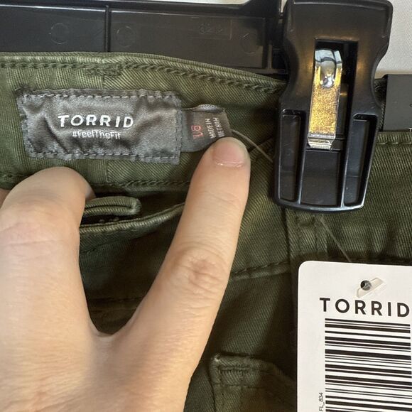 Women’s Torrid Crop Wide Leg Stretch Twill High Rise Patch Pant Green NWT - Picture 6 of 15